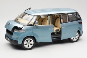 Volkswagen Microbus Concept Светлозелен Revell 1:18 08444 Метал — снимка 2 от 8