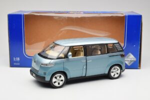 Volkswagen Microbus Concept Светлозелен Revell 1:18 08444 Метал — снимка 8 от 8