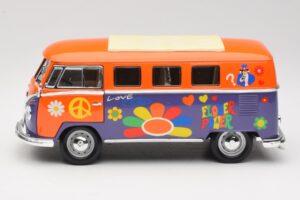 Volkswagen Microbus T1 Flower Power Road Signature 1:18 92329 Метал — снимка 4 от 8