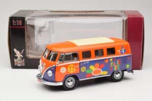 Volkswagen Microbus T1 Flower Power Road Signature 1:18 92329 Метал — снимка 8 от 8