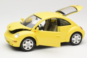 Volkswagen New Beetle Жълт Bburago 1:18 BEETLE001 Метал — снимка 2 от 8