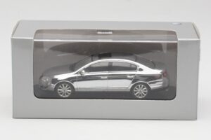 Volkswagen Passat B6 Chrome Silver 10 Years Volkswagen Magazine Minichamps 1:43 PASSAT004 Метал — снимка 4 от 4