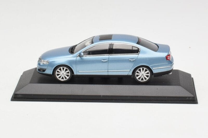 Volkswagen Passat B6 Blue Metallic Minichamps 1:43 PASSAT002 Метал