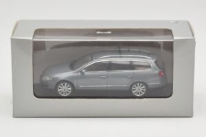 Volkswagen Passat B6 Variant Grey Metallic Minichamps 1:43 PASSAT005 Метал — снимка 4 от 4