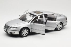 Volkswagen Phaeton D1 Silver Metallic AUTOart 1:18 79742 Метал — снимка 2 от 8