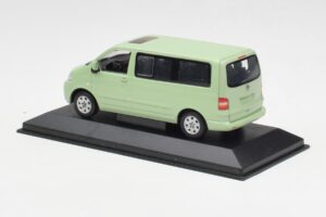 Volkswagen T5 Multivan California Лаймово Зелено Dealer Minichamps 1:43 400052201-D1 Метал — снимка 3 от 4