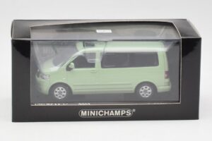 Volkswagen T5 Multivan California Лимонено Зелен Minichamps 1:43 400052201 Метал — снимка 4 от 4