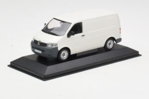 Volkswagen T5 Transporter Бял Minichamps 1:43 T5002-B Метал — снимка 2 от 4