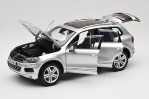 Volkswagen Touareg 7L Silver Metallic Kyosho 1:18 8821CS Метал — снимка 2 от 8