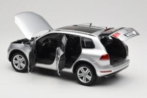 Volkswagen Touareg 7L Silver Metallic Kyosho 1:18 8821CS Метал — снимка 5 от 8