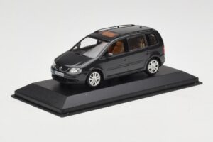 Volkswagen Touran 1T Тъмнозелен Minichamps 1:43 400052101 Метал — снимка 2 от 4