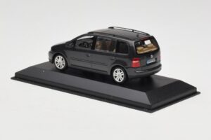 Volkswagen Touran 1T Тъмнозелен Minichamps 1:43 400052101 Метал — снимка 3 от 4