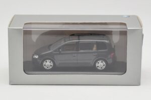 Volkswagen Touran 1T Тъмнозелен Minichamps 1:43 400052101 Метал — снимка 4 от 4