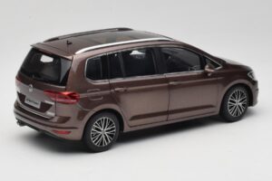 Volkswagen Touran 5T Кафяв Paudi Model 1:18 ZVE000003BRA Метал — снимка 3 от 8
