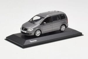 Volkswagen Touran Sport Platinum Grey Minichamps 1:43 TOURAN003 Метал — снимка 2 от 4