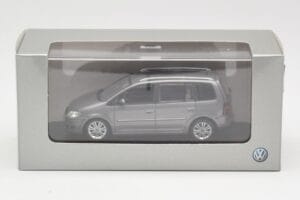 Volkswagen Touran Sport Platinum Grey Minichamps 1:43 TOURAN003 Метал — снимка 4 от 4
