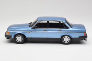 Volvo 240 GL Синьо Металик Minichamps 1:18 155171404 Метал — снимка 3 от 6