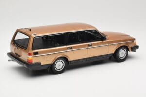 Volvo 240 GL Комби Gold Metallic Minichamps 1:18 155171415 Метал — снимка 2 от 6