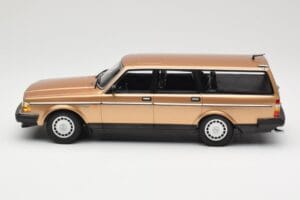 Volvo 240 GL Комби Gold Metallic Minichamps 1:18 155171415 Метал — снимка 3 от 6