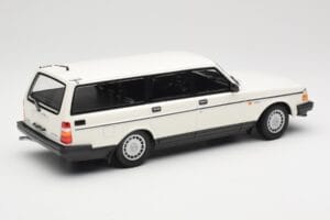 Volvo 240 GL Комби Бял Minichamps 1:18 155171412 Метал — снимка 2 от 6