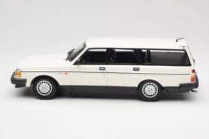 Volvo 240 GL Комби Бял Minichamps 1:18 155171412 Метал — снимка 3 от 6