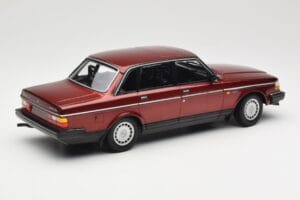 Volvo 240 GL Dark Red Metallic Minichamps 1:18 155171406 Метал — снимка 2 от 6