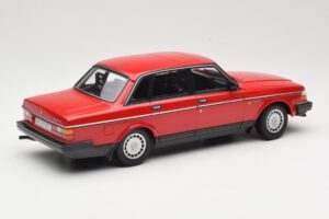 Volvo 240 GL Тъмночервен Minichamps 1:18 166171401 Метал — снимка 2 от 6