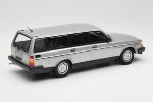 Volvo 240 GL Estate Сребрист Minichamps 1:18 155171416 Метал — снимка 2 от 6