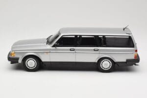 Volvo 240 GL Estate Сребрист Minichamps 1:18 155171416 Метал — снимка 3 от 6