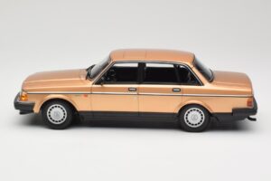 Volvo 240 GL Златен Minichamps 1:18 155171405 Метал — снимка 3 от 6