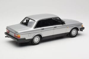 Volvo 240 GL Сребрист Minichamps 1:18 155171408 Метал — снимка 2 от 6
