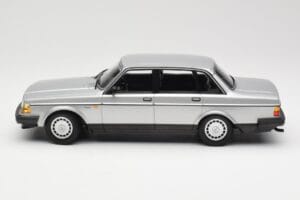 Volvo 240 GL Сребрист Minichamps 1:18 155171408 Метал — снимка 3 от 6