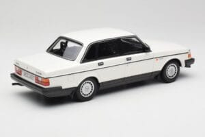 Volvo 240 GL Бял Minichamps 1:18 155171402 Метал — снимка 2 от 6