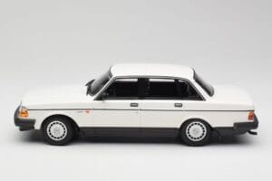 Volvo 240 GL Бял Minichamps 1:18 155171402 Метал — снимка 3 от 6