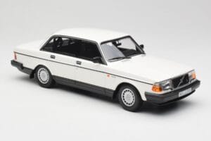 Volvo 240 GL Бял Minichamps 1:18 155171402 Метал — снимка 4 от 6