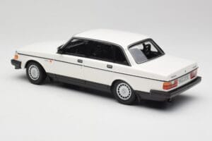 Volvo 240 GL Бял Minichamps 1:18 155171402 Метал — снимка 5 от 6