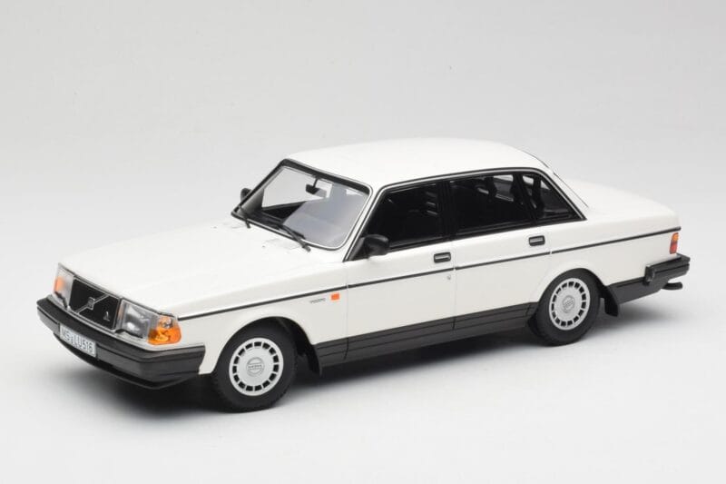 Volvo 240 GL Бял Minichamps 1:18 155171402 Метал