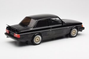 Volvo 240 Turbo Черен Custom IXO 1:18 18CMC178 Метал — снимка 2 от 6