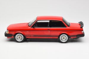 Volvo 240 Turbo Червен Custom IXO 1:18 18CMC177 Метал — снимка 3 от 5