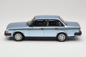 Volvo 244 Turbo Светлосин DNA 1:18 DNA000135 Метал — снимка 3 от 6