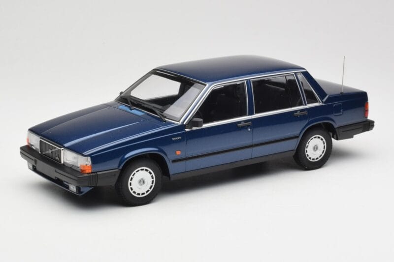 Volvo 740 GL Dark Blue Metallic Minichamps 1:18 155171701 Метал