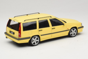 Volvo 850 T-5R Комби Cream Yellow AUTOart 1:18 79506 Метал — снимка 3 от 8