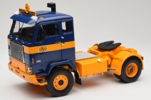 Volvo F88 Тъмно Син Жълт MCG 1:18 MCG18140 Метал