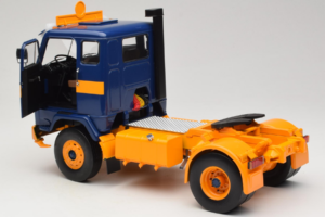 Volvo F88 Тъмно Син Жълт MCG 1:18 MCG18140 Метал — снимка 5 от 8