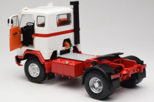 Volvo F88 Бял Червен MCG 1:18 MCG18141 Метал — снимка 5 от 8