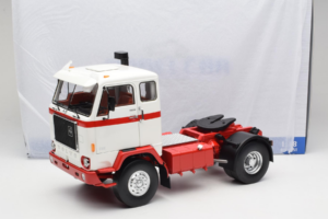 Volvo F88 Бял Червен MCG 1:18 MCG18141 Метал — снимка 8 от 8