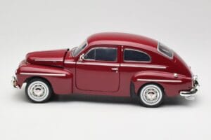 Volvo PV544 Cherry Red Revell 1:18 08887 Метал — снимка 4 от 8