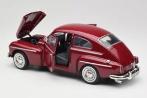 Volvo PV544 Cherry Red Revell 1:18 08887 Метал — снимка 5 от 8
