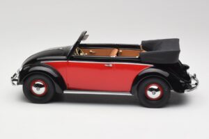 Volkswagen Beetle Кабриолет Черен & Червен Minichamps 1:18 107054132 Смола — снимка 3 от 6