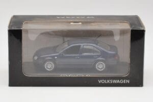Volkswagen Bora Ocean Син Minichamps 1:43 8198223B Метал — снимка 4 от 4
